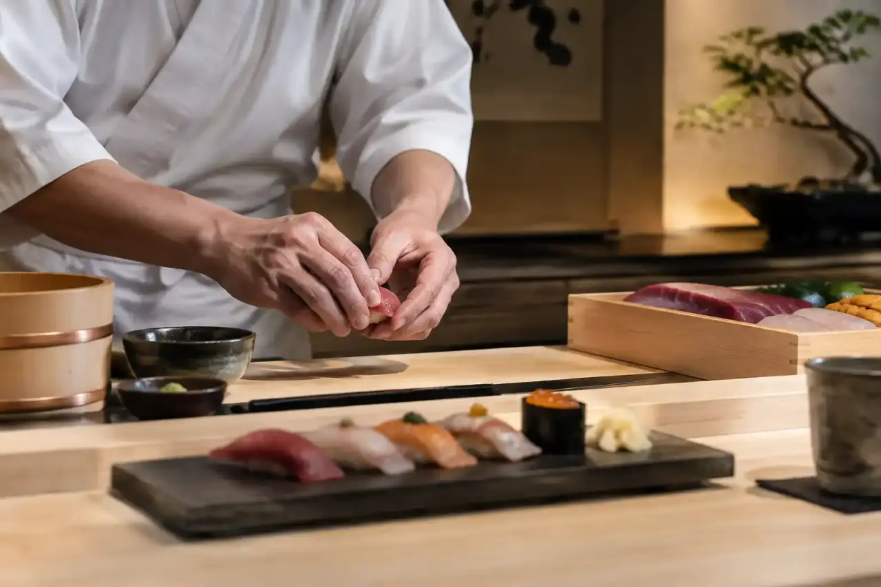 Nigiri de saison présenté sur une céramique artisanale sombre