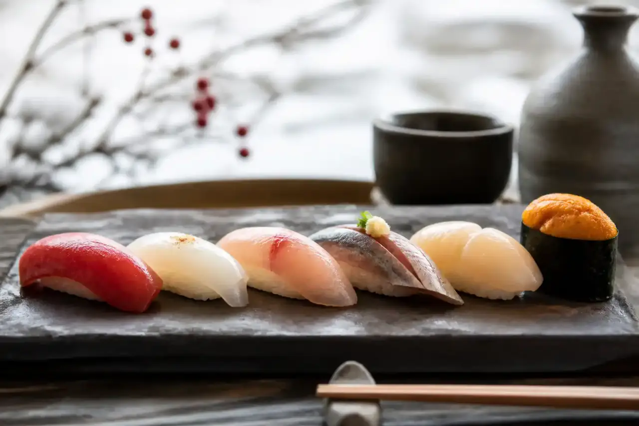 Nigiri d’hiver sur céramique artisanale sombre
